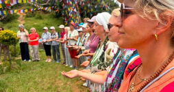 Latvijas ceļotāji, kuri uz Nepālu un Tibetu devās Viktorijas Darakovas un "Yantra.lv" organizētā braucienā, dalījās ar iespaidiem arī sociālajos tīklos. Šis attēls publicēts grupas dalībnieka Raimonda Kļaviņa feisbuka kontā 13. augustā.