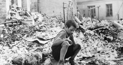 Jauns poļu zēns savas mājas drupās pēc Vācijas gaisa uzlidojuma Varšavai 1939. gada septembrī, Otrā pasaules kara sākumā. 