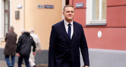 Jānis Dombrava pie Saeimas ēkas, kur notiek Nacionālās apvienības rīkots pikets viņa atbalstam.
