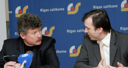 Toreizējais "Rīgas satiksmes" valdes priekšsēdētājs Leons Bemhens (no kreisās) un SIA "Rīgas karte" valdes loceklis Aleksandrs Brandavs preses konferencē 2009. gada februārī.