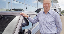"Ambīcija ir liela – vismaz 2% no kopējā tirgus Baltijā. Ambīcijai ir arī pamats, jo mūsu portfelī ir gan e-auto, gan ārēji lādējams hibrīds, gan arī klasiskie auto. Spējam piedāvāt visplašāko spektru – astoņi modeļi," saka Ķīnā ražoto zīmolu "Omoda" un "Jaecoo" vadītājs Ģirts Zemītis.
