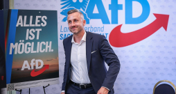 Trīsdesmit piecus gadus vecais Ulrihs Zīgmunds svētdien landtāga vēlēšanās Saksijā-Anhaltē būs labējās partijas "Alternatīva Vācijai" vadošais kandidāts. Partijas priekšvēlēšanu plakāts sola: "Iespējams ir viss."
