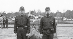 Zemessargu zvērests. No labās 54. Ogres Zemessardzes bataljona komandieris J. Hartmanis. Rīga, Brāļu kapi, 1991. gada 11. novembris. Zemessargu zvērests. No labās 54. Ogres Zemessardzes bataljona komandieris J. Hartmanis. Rīga, Brāļu kapi, 1991. gada 11. novembris.