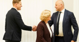 Iekšlietu ministrs Jānis Dombrava, izglītības un zinātnes ministre Ilze Indriksone un ministru prezidents Andris Kulbergs. Iekšlietu ministrs Jānis Dombrava, izglītības un zinātnes ministre Ilze Indriksone un ministru prezidents Andris Kulbergs.