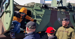 Nacionālo bruņoto spēku bruņutransportieris "Patria 6x6" XA-300 izstādē "Auto 2026" Ķīpsalā. Ražots Latvijā, Valmierā.
