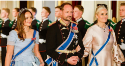 Norvēģijas karalis Hokons VIII, karaliene Mete Mārita (no labās) un kroņprincese Ingrida Aleksandra, kas tagad kļuvusi par troņmantnieci. Norvēģijas karalis Hokons VIII, karaliene Mete Mārita (no labās) un kroņprincese Ingrida Aleksandra, kas tagad kļuvusi par troņmantnieci.