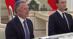 Donalda Trampa īpašais sūtnis Stīvs Vitkofs un Trampa znots Džareds Kušners.