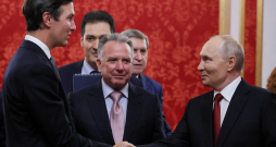 Krievijas prezidents Vladimirs Putins sarokojas ar ASV prezidenta Donalda Trampa znotu Džaredu Kušneru, kamēr līdzās stāv ASV īpašais sūtnis Stīvs Vitkofs. Tikšanās Kremlī, Maskavā, 2026. gada 5. septembrī. Krievijas prezidents Vladimirs Putins sarokojas ar ASV prezidenta Donalda Trampa znotu Džaredu Kušneru, kamēr līdzās stāv ASV īpašais sūtnis Stīvs Vitkofs. Tikšanās Kremlī, Maskavā, 2026. gada 5. septembrī.