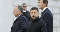 Ukrainas prezidents Volodimirs Zelenskis (centrā) sarunājas ar mediju pārstāvjiem, kopā ar ASV īpašajiem miera sūtņiem Stīvu Vitkofu (pa kreisi) un Džaredu Kušneru dodoties uz tikšanos netālu no Svētās Sofijas katedrāles Kijivā, Ukrainā, 2026. gada 6. septembrī. ASV sūtņi Kijivā ieradās uz sarunām ar Zelenski un viņa komandu dienu pēc vizītes Maskavā. Ukrainas prezidents Volodimirs Zelenskis (centrā) sarunājas ar mediju pārstāvjiem, kopā ar ASV īpašajiem miera sūtņiem Stīvu Vitkofu (pa kreisi) un Džaredu Kušneru dodoties uz tikšanos netālu no Svētās Sofijas katedrāles Kijivā, Ukrainā, 2026. gada 6. septembrī. ASV sūtņi Kijivā ieradās uz sarunām ar Zelenski un viņa komandu dienu pēc vizītes Maskavā.