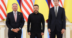 Ukrainas prezidents Volodimirs Zelenskis tiekas ar ASV īpašajiem sūtņiem Stīvu Vitkofu un Džaredu Kušneru Kijivā, Ukrainā, 2026. gada 6. septembrī. ASV pārstāvji Ukrainas galvaspilsētā ieradās dienu pēc sarunām ar Krievijas diktatoru Vladimiru Putinu Maskavā.
