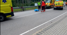 NMPD mediķi pie Siguldas Vienības velobrauciena laikā mirušā dalībnieka. NMPD mediķi pie Siguldas Vienības velobrauciena laikā mirušā dalībnieka.