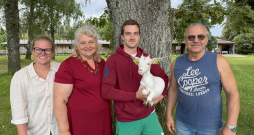 Latvijas kazkopības nozares pamatlicēji – ģimenes uzņēmuma SIA "Līcīši LTD" saimnieki (no kreisās): Līga Marcinkoniene, viņas māte, Latvijas Kazu audzētāju apvienības dibinātāja Māra Liepiņa, dēls Augusts Liepiņš un dzīvesbiedrs Aivars Liepiņš. Augustam rokās trīs mēnešus vecā kaziņa Čiepa. Latvijas kazkopības nozares pamatlicēji – ģimenes uzņēmuma SIA "Līcīši LTD" saimnieki (no kreisās): Līga Marcinkoniene, viņas māte, Latvijas Kazu audzētāju apvienības dibinātāja Māra Liepiņa, dēls Augusts Liepiņš un dzīvesbiedrs Aivars Liepiņš. Augustam rokās trīs mēnešus vecā kaziņa Čiepa.