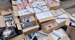 Likumsargi Ziepniekkalnā aizturējuši iepriekš sodītu nelegālo cigarešu tirgotāju, kura automašīnās atrasti 847 800 cigarešu bez Latvijas akcīzes markām. Likumsargi Ziepniekkalnā aizturējuši iepriekš sodītu nelegālo cigarešu tirgotāju, kura automašīnās atrasti 847 800 cigarešu bez Latvijas akcīzes markām.
