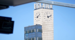 Skats uz Rīgas centrālās stacijas pulksteni no Rīgas Centrālās stacijas dienvidu daļas.