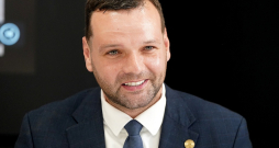 Labklājības ministrs Reinis Uzulnieks virza būtībā pareizu, bet šobrīd finansiāli nepaceļamu ideju – ieviest bāzes pensijas Latvijā.