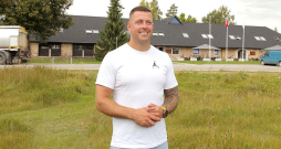 "Kad viss būs pabeigts, šeit vienuviet būs viss kvalitatīvai atpūtai nepieciešamais – restorāns, viesnīca, SPA centrs, sporta komplekss un zivaudzētava ar dīķi foreļu makšķerēšnai," ir gandarīts enerģētikas nozares kompānijas "BT Power" un tās meitas uzņēmuma "Smeceres muižas krogs" īpašnieks Toms Bergs. "Kad viss būs pabeigts, šeit vienuviet būs viss kvalitatīvai atpūtai nepieciešamais – restorāns, viesnīca, SPA centrs, sporta komplekss un zivaudzētava ar dīķi foreļu makšķerēšnai," ir gandarīts enerģētikas nozares kompānijas "BT Power" un tās meitas uzņēmuma "Smeceres muižas krogs" īpašnieks Toms Bergs.
