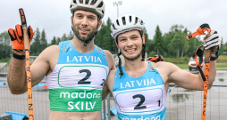 Raimo Vīgants (no kreisās) un Lauris Kaparkalējs – pasaules čempioni komandu sprintā rollerslēpošanā. Raimo tika arī pie zelta masu starta distancē, bet Lauris – pie bronzas individuālajā sprintā.