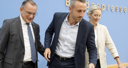"Alternatīvas Vācijai" kandidāts Vācijas Saksijas-Anhaltes federālajā zemē un uzvarētājs vietējā parlamenta vēlēšanās Ulrihs Zīgmunds (vidū). Pa labi Alise Veidele – viena no AfD līderēm, kas vēlas nākotnē kļūt par Vācijas kancleri.
