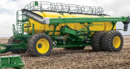 'John Deere C1450T' sēklas bunkurs. 'John Deere C1450T' sēklas bunkurs.