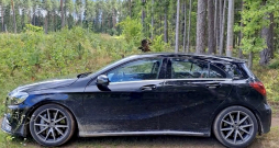 “Mercedes-Benz”, ar kuru kāds Polijas pilsonis pārvadāja Latvijas teritorijā nelikumīgi iekļuvušus cilvēkus.