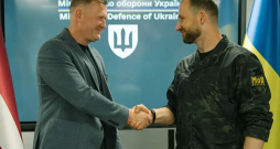Latvijas aizsardzības ministrs Raivis Melnis (no kreisās) kopā ar Ukrainas kolēģi Evgeņiju Khmaru tikās 29. augustā un vienojās par steidzamām piegādēm no Latvijas.