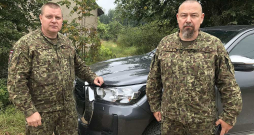 Pulkvežleitnants Kaspars Skudrovs (no kreisās) un kapteinis Ralfs Vēveris pie vienas no atsavinātajām ēkām poligonā "Sēlija".