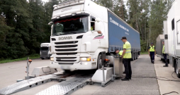 CSDD reidos pārbauda smagās automašīnas. CSDD reidos pārbauda smagās automašīnas.