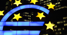 Eiro simbols pie Eiropas Centrālās bankas ēkas Frankfurtē.