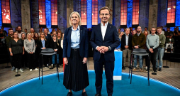 Zviedrijas premjerministrs Ulfs Kristersons un opozīcijā esošo sociāldemokrātu vadītāja Magdalēna Andersone trešdien pirms televīzijas debatēm. Sagaidāms, ka viens no šiem politiķiem vadīs nākamo Zviedrijas valdību. Zviedrijas premjerministrs Ulfs Kristersons un opozīcijā esošo sociāldemokrātu vadītāja Magdalēna Andersone trešdien pirms televīzijas debatēm. Sagaidāms, ka viens no šiem politiķiem vadīs nākamo Zviedrijas valdību.