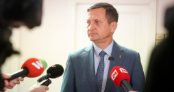 Zaļo un zemnieku savienības valdes priekšsēdētājs, Saeimas deputāts Armands Krauze pēc valdes tikšanās sniedz medijiem skaidrojumu par Reiņa Uzulnieka atsaukšanu no labklājības ministra amata par braukšanu pie stūres stiprā reibumā.
