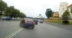 Spriežot pēc video kadriem, izskatās, ka vadītājam zīmes un līnijas vispār neinteresē. Spriežot pēc video kadriem, izskatās, ka vadītājam zīmes un līnijas vispār neinteresē.