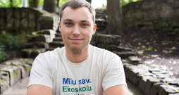 Vides izglītības fonda Ekoskolu programmas vadītājs Daniels Trukšāns: "Arvien biežāk skolēni pāriet no īstermiņa akcijām uz ilgtermiņa pārmaiņām savā skolā un kopienā, kas ir viens no būtiskākajiem Ekoskolu pieejas ieguvumiem."