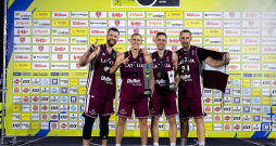 2026. gada Eiropas čempioni 3x3 basketbolā – Zigmārs Raimo (no kreisās), Nauris Miezis, Kristaps Gludītis un Rihards Kuksiks. Pērn trīs no šiem vīriem izcīnīja Eiropas sudrabu, vien Gludīša vietā bija Francis Lācis. 2026. gada Eiropas čempioni 3x3 basketbolā – Zigmārs Raimo (no kreisās), Nauris Miezis, Kristaps Gludītis un Rihards Kuksiks. Pērn trīs no šiem vīriem izcīnīja Eiropas sudrabu, vien Gludīša vietā bija Francis Lācis.