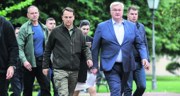 Polijas ārlietu ministrs Radoslavs Sikorskis (priekšplānā no kreisās), svētdien Kijivā tiekoties ar Ukrainas kolēģi Andriju Sibihu, atzina, ka Krievijas dronu trieciens "dažus simtus metru" no Polijas robežas ir drauds arī Polijai. Polijas ārlietu ministrs Radoslavs Sikorskis (priekšplānā no kreisās), svētdien Kijivā tiekoties ar Ukrainas kolēģi Andriju Sibihu, atzina, ka Krievijas dronu trieciens "dažus simtus metru" no Polijas robežas ir drauds arī Polijai.