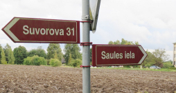 Juridiski Suvorova ielas Tadaiķu ciemā vairs nav. Šajā norādē arī nav rakstīts vārds "iela", bet ir īpašuma nosaukums. Juridiski Suvorova ielas Tadaiķu ciemā vairs nav. Šajā norādē arī nav rakstīts vārds "iela", bet ir īpašuma nosaukums.