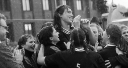 Kārlis Arnolds Avots (centrā) filmā spēlē pusaudzi Uļjanu Semjonovu, kura pamazām ielaužas basketbola spēlē.