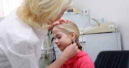 Latvijas Bērnu dzirdes centra vadītāja Sandra Kušķe un veselības centra "Biķernieki" paciente izmēģina jauniegūto dzirdes diagnostikas iekārtu Latvijas Bērnu dzirdes centra veselības centrā "Biķernieki".