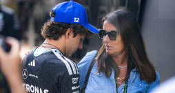 Kimi Antonelli, lai gan ir kļuvis par F-1 zvaigzni, joprojām saņem padomus no savas mammas Veronikas.