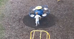 Noa Vudss videonovērošanas kameras ierakstā.