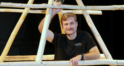 Jānis Kronis: "Droši vien lielākajai daļai skatītāju ir aktuālas izrādē skartās tēmas par to – kas es esmu, kur eju, kur ir manas saknes."
