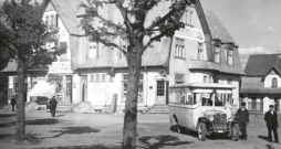 Nams Ogrē, Brīvības ielā 18, kurš šobrīd zināms kā kafejnīcas “Pie zelta liepas” mājvieta. 20. gadsimta 30. gadi.