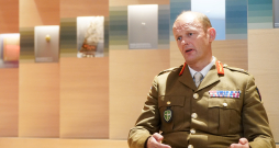 NATO Apvienoto spēku pavēlniecības Brunsumā komandiera vietnieks ģenerālleitnants Džons Mīds (John Mead). NATO Apvienoto spēku pavēlniecības Brunsumā komandiera vietnieks ģenerālleitnants Džons Mīds (John Mead).