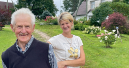 “Mālukalnu” saimnieki – tēvs Andrejs Rubenis un meita Raina Karule – pagalmā uz iebraucamā ceļa. “Mālukalnu” saimnieki – tēvs Andrejs Rubenis un meita Raina Karule – pagalmā uz iebraucamā ceļa.