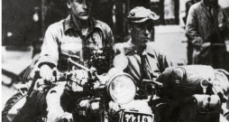 Emanuels Kotuļskis pie stūres un Z. Masļuks blakusvāģī Austrālijā 1931. gadā. Emanuels Kotuļskis pie stūres un Z. Masļuks blakusvāģī Austrālijā 1931. gadā.