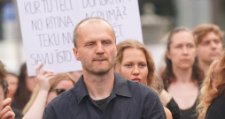 Uzņēmējs, biedrības "Gribu palīdzēt bēgļiem" dibinātājs Egils Grasmanis jaunatnes organizācijas "Protests" rīkotajā akcijā "Rokas nost no pilsoniskās sabiedrības!" pie Brīvības pieminekļa, lai paustu atbalstu nevaldības organizācijām un pētniekiem, kā arī nosodītu valdības pēdējā laika lēmumus un publisko retoriku.