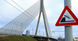 Vanšu tiltu darba dienās šķērsojot aptuveni 55–60 tūkstoši transportlīdzekļu. Vanšu tiltu darba dienās šķērsojot aptuveni 55–60 tūkstoši transportlīdzekļu.