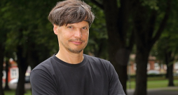 Gatis Šļūka: "Laikam paveicies dzīvē, ka varu joprojām zīmēt karikatūras, un ikdienā iznāk zīmēt diezgan daudz, kaut kas sakrājas un var pareizajā kombinācijā salikt kopā jaunā grāmatā."