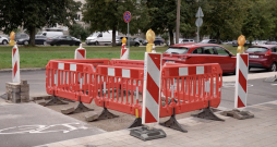 Bedrei uzliktas aizsargbarjeras un arī ceļa zīmes.