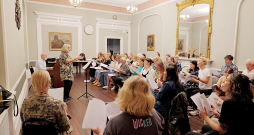 Londonas latviešu koris savā mājvietā – "Daugavas vanagu" fonda Londonas namā. Tur, kur zālē pie sienas piestiprināts Latvijas ģerbonis, vienmēr stāv diriģents.