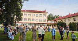 Visi dalībnieki aplī 5. latviešu ģimeņu dienās Loimā, kas notika no 5. līdz 9. augustam.